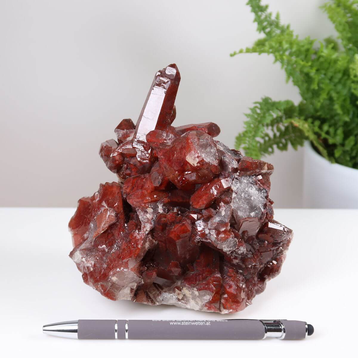 Seltene Hämatit Quarz Bergkristall Stufe aus Marokko, 12x13x10cm. Exklusives Eisenquarz Sammlerstück, perfekt für Steinwelten Enthusiasten.