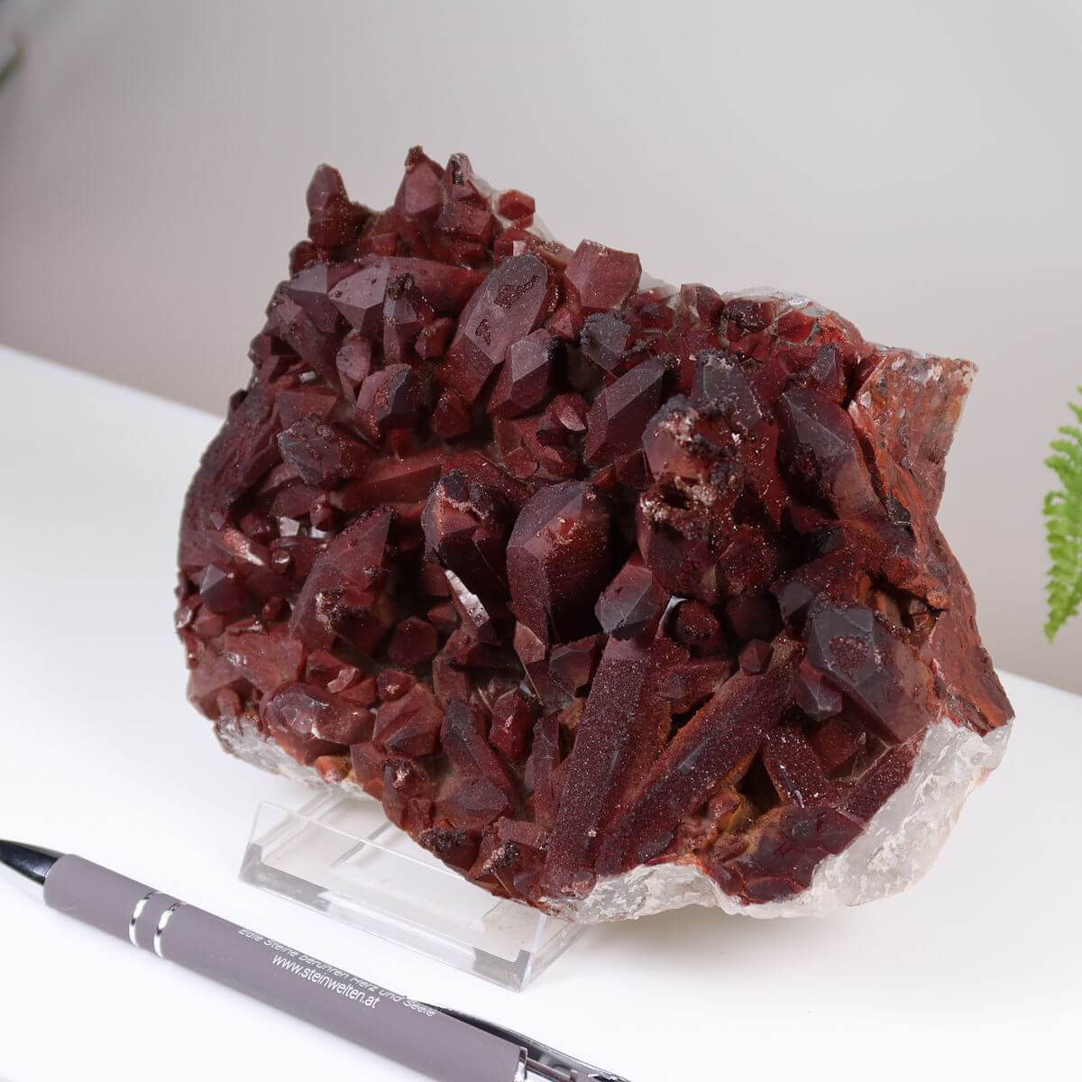 Seltene Hämatit Quarz Bergkristall Stufe aus Marokko, Eisenquarz auf Sockel, intensives Rot, ideal für Sammler, online kaufen.