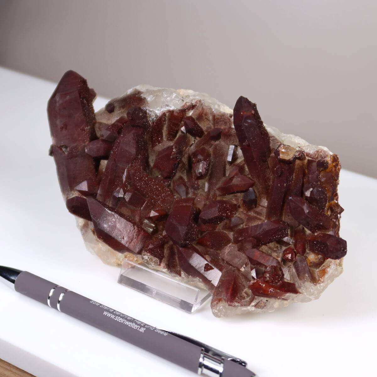 Seltene Hämatit Quarz Bergkristall Stufe (Eisenquarz) aus Marokko mit intensivem Farbspiel, perfektes Sammlerstück, online kaufen bei Steinwelten.