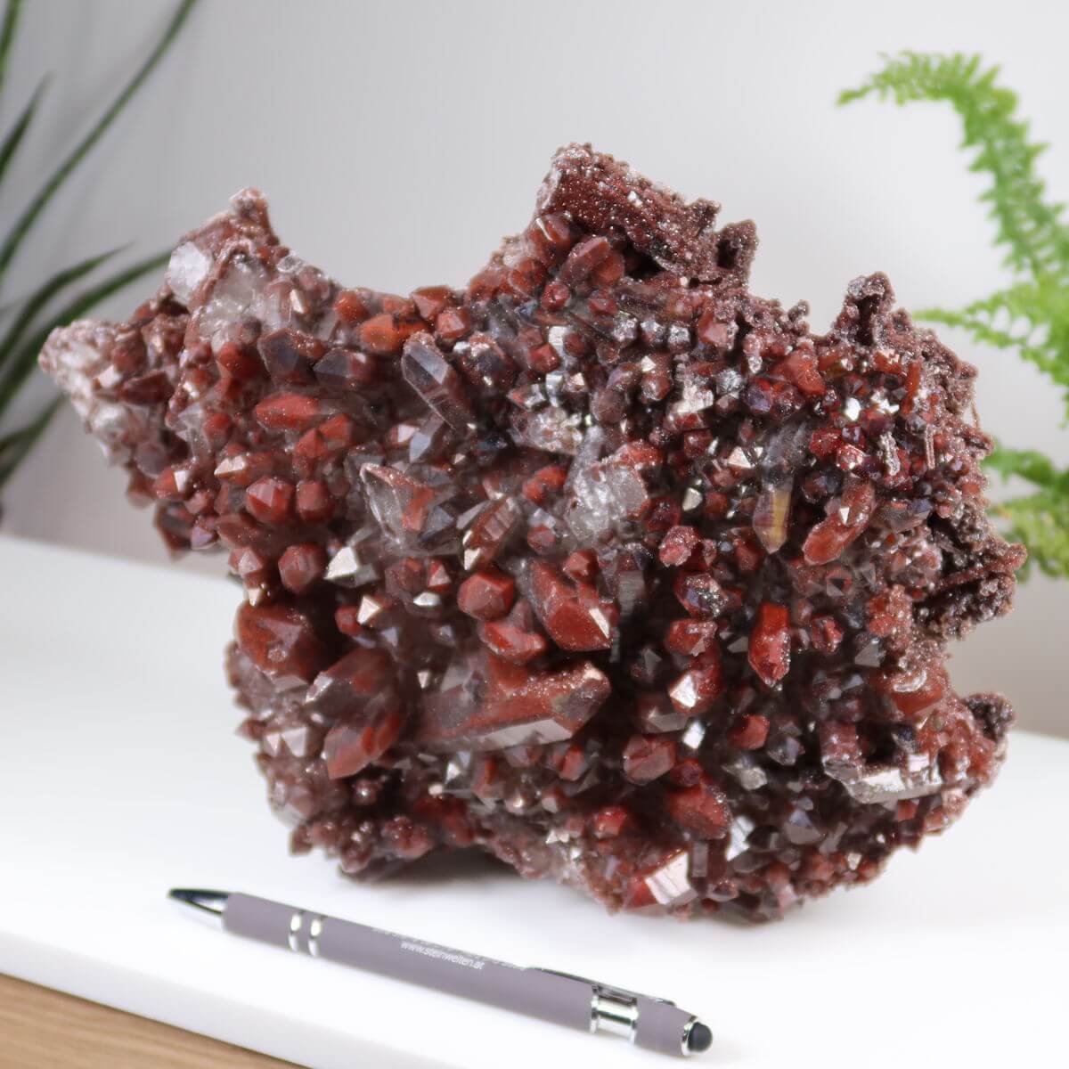 Seltene Hämatit Quarz Bergkristall Stufe aus Marokko mit intensiver Farbe, präsentiert neben Kugelschreiber, zum online Kaufen.