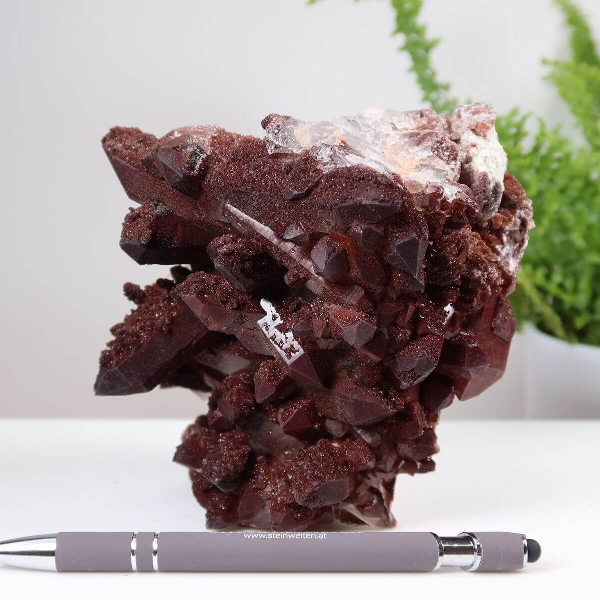 Seltene Hämatit Quarz Bergkristall Stufe aus Marokko mit intensiver Farbe, Eisenquarz Sammlerstück, online kaufen bei Steinwelten.