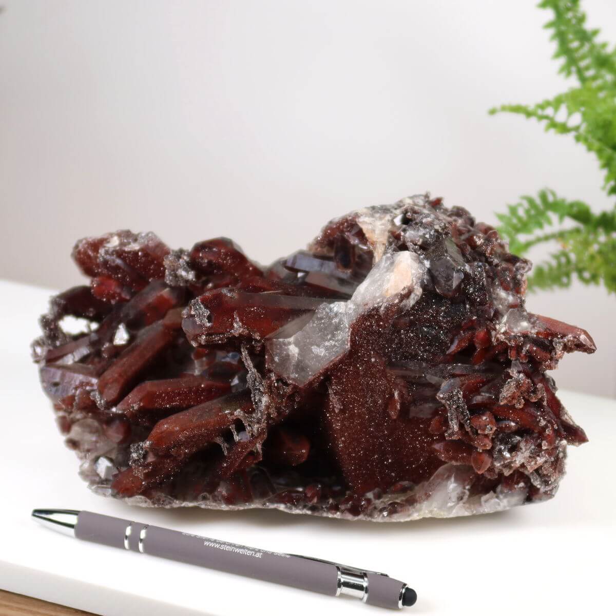 Seltene Hämatit Quarz Bergkristall Stufe aus Marokko, Eisenquarz mit intensiven Farben, neben Kugelschreiber zur Größendarstellung.