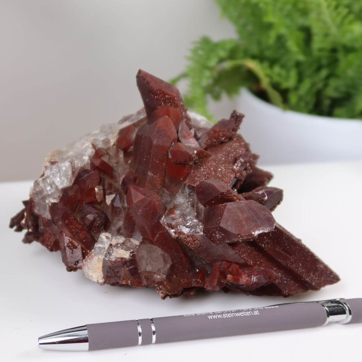 Seltene Hämatit Quarz Bergkristall Stufe aus Marokko mit intensiver Farbe, neben einem Stift zur Größenvergleich