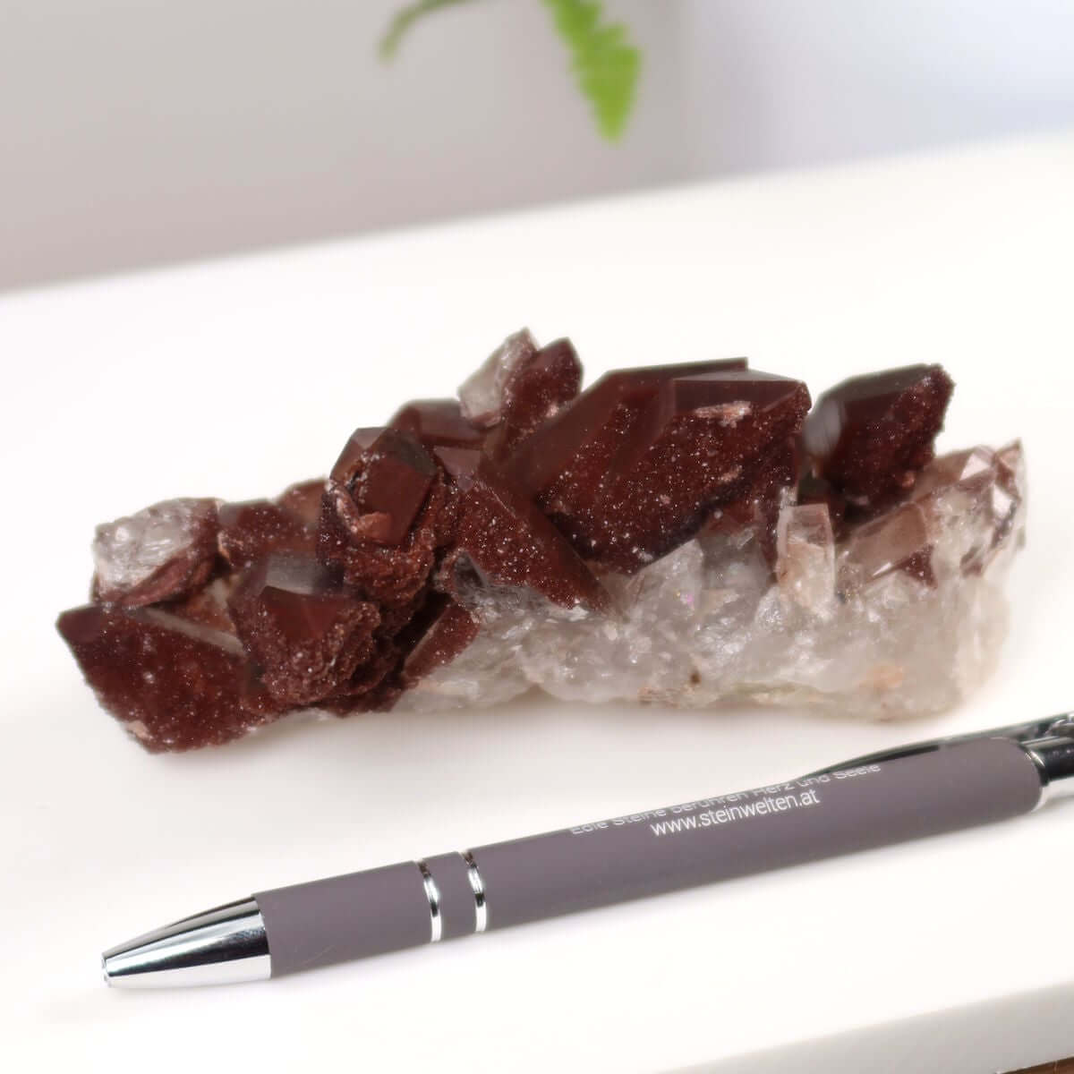 Seltene Hämatit Quarz Bergkristall Stufe aus Marokko neben Kugelschreiber, Eisenquarz für Sammler, Steinwelten Graz und Wiener Neustadt