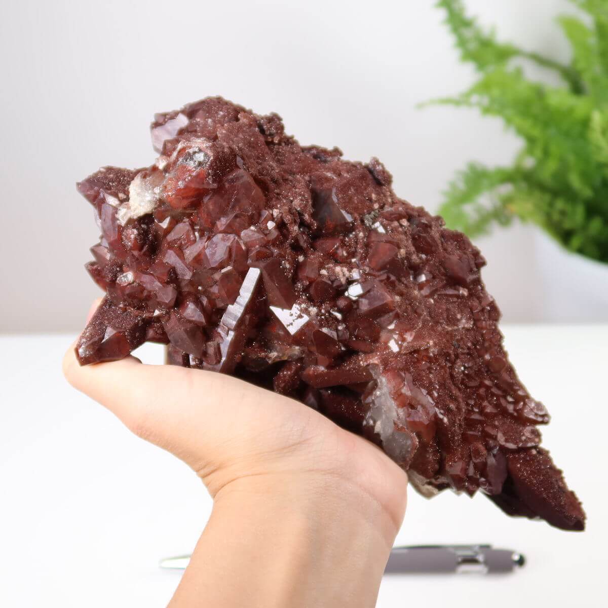 Hämatit Quarz Bergkristall Stufe aus Marokko mit Stift, ideal für Sammler, online kaufen bei Steinwelten in Graz und Wiener Neustadt.