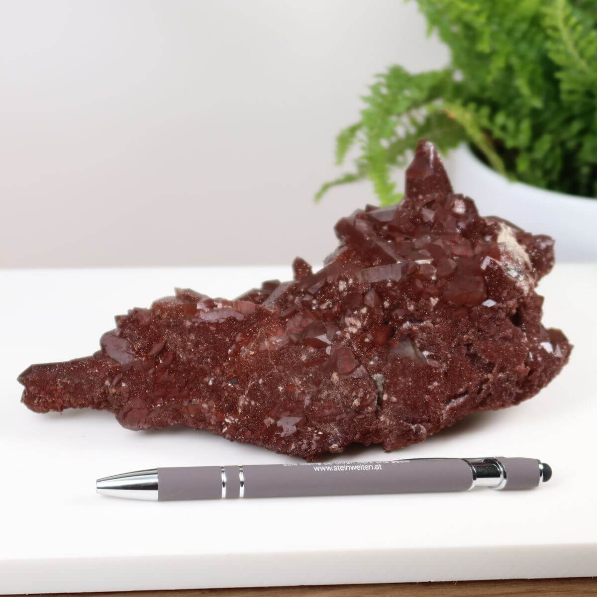 Hämatit Quarz Bergkristall Stufe aus Marokko mit Stift, ideal für Sammler, online kaufen bei Steinwelten in Graz und Wiener Neustadt.