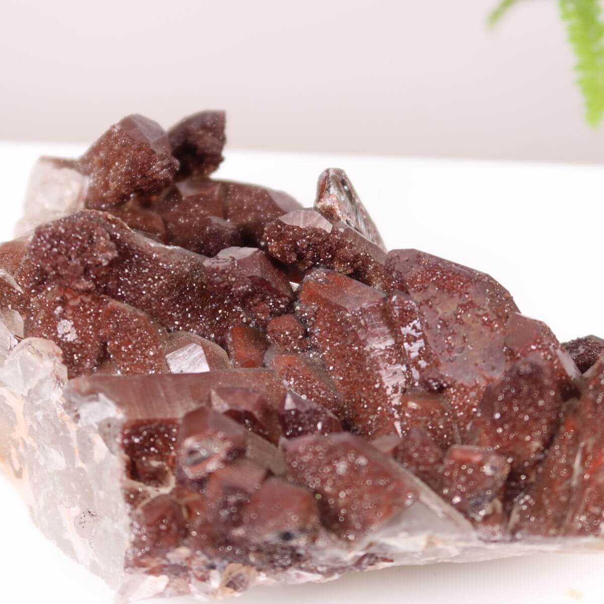 Seltene Hämatit Quarz Bergkristall Stufe aus Marokko, 15x9x6cm, vor einem Stift, ideal für Sammler und Steinheilkundler.