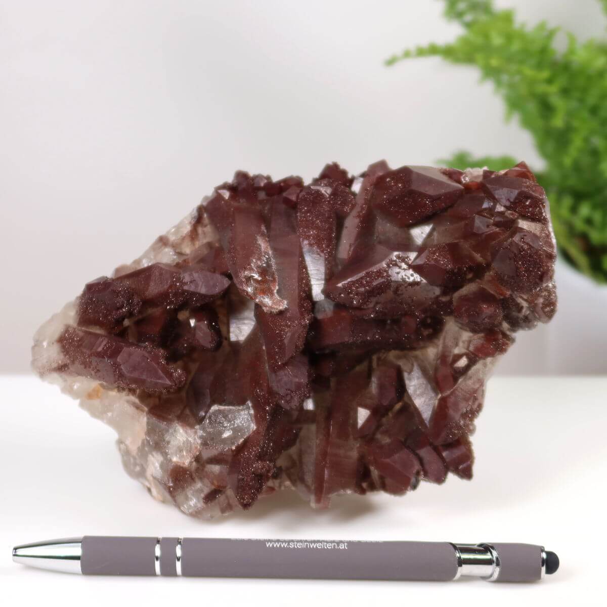 Seltene Hämatit Quarz Bergkristall Stufe aus Marokko, 15x9x6cm, vor einem Stift, ideal für Sammler und Steinheilkundler.