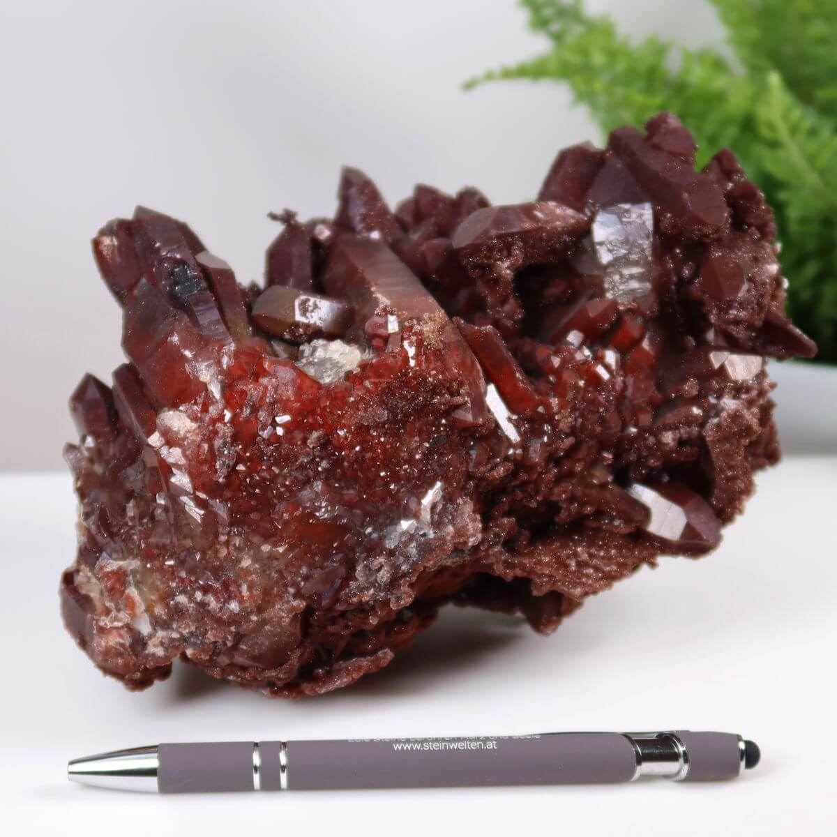 Seltene Hämatit Quarz Bergkristall Stufe aus Marokko neben Stift, Eisenquarz Sammlerstück, online kaufen in Graz und Wiener Neustadt