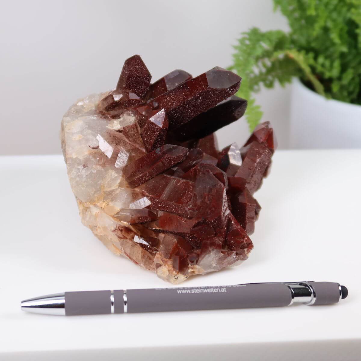 Seltene Hämatit Quarz Bergkristall Stufe aus Marokko, Eisenquarz Sammlerstück in Hand, ideal für Steinwelten, online kaufen, Graz, Wiener Neustadt.