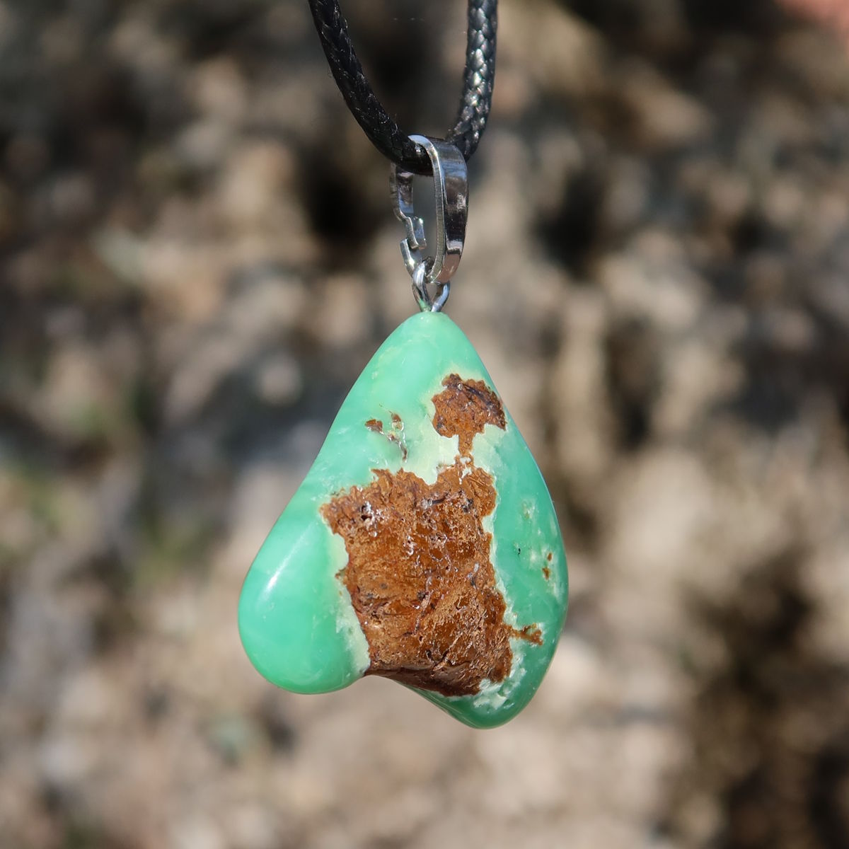 Chrysopras Anhänger - Selbstliebe und Vertrauen - Nr. 31, leuchtend grüner Edelstein mit silberner Öse.