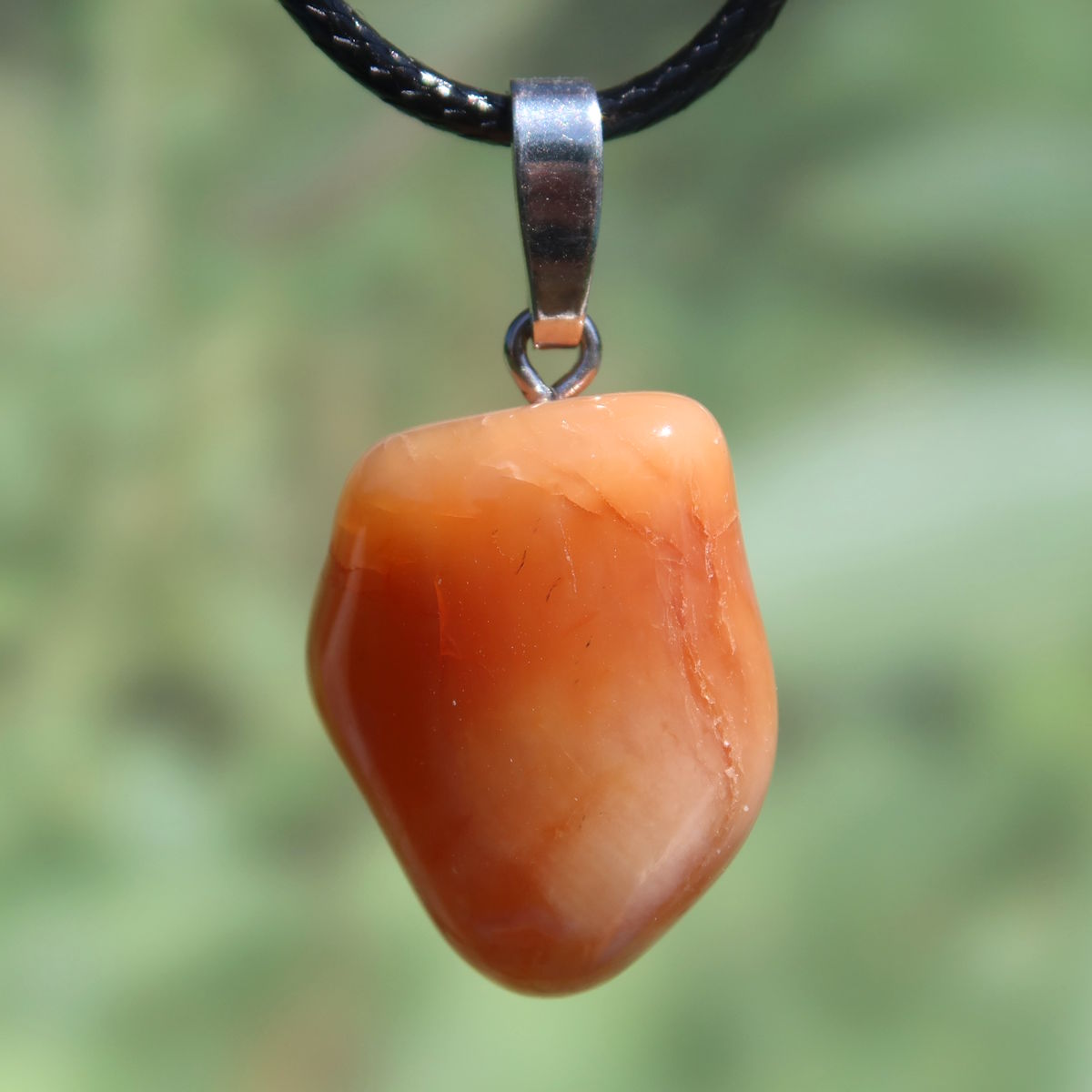 Natürlicher Karneol Anhänger 23mm in leuchtendem Orange-Rot, handgefertigt, einzigartig von Steinwelten, Unikat Nummer 10