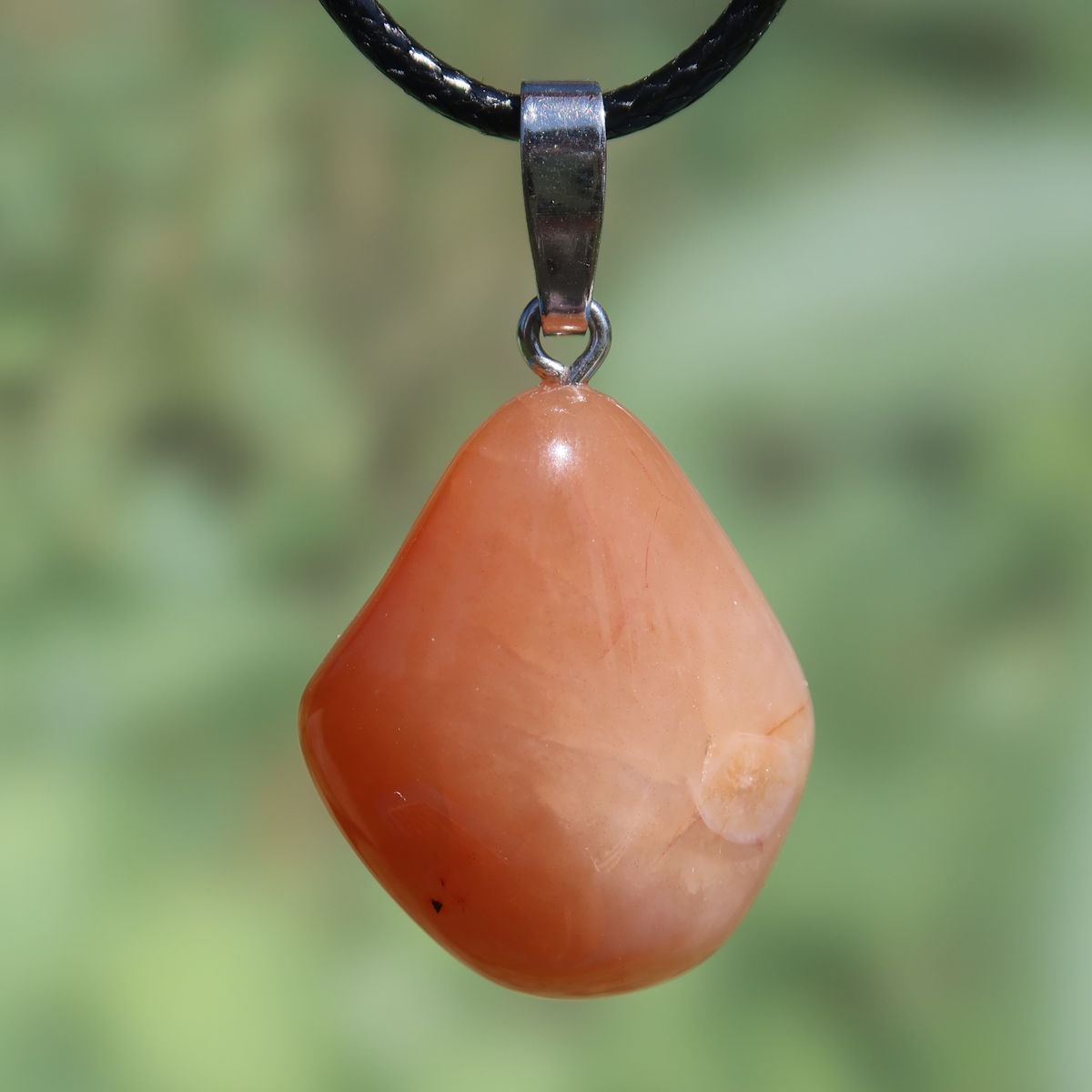 Natürlicher Karneol Anhänger 27mm - Lebensfreude und Selbstbewusstsein - UNIKAT Nr. 11 von Steinwelten, orange-roter Chalcedon