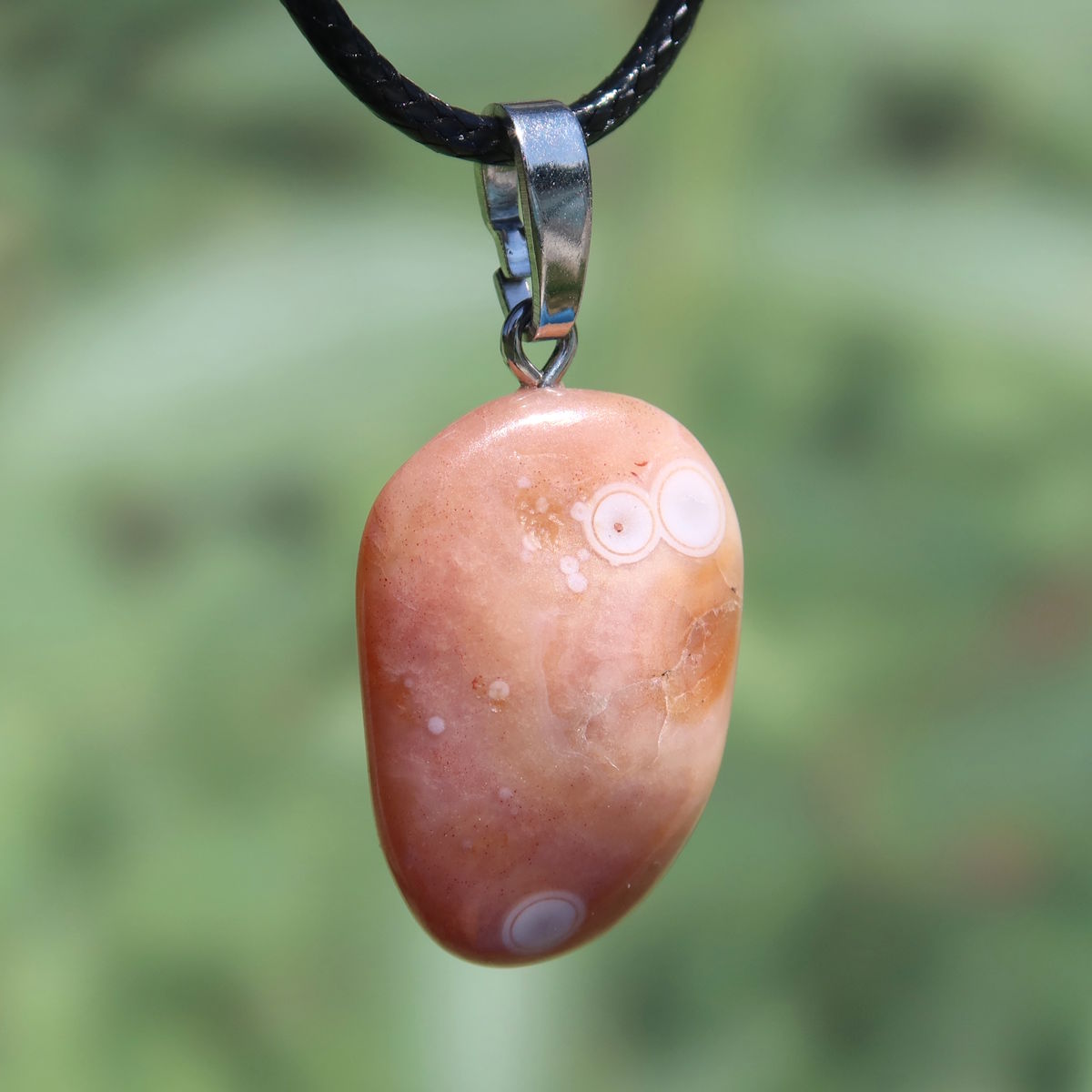 Natürlicher Karneol Anhänger Steinwelten, 27mm, Unikat Nr. 13, leuchtend orange bis rot, für Lebensfreude und Selbstbewusstsein.