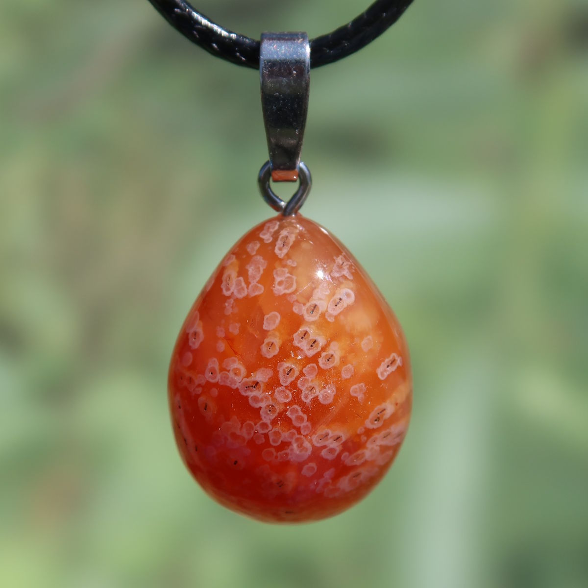 Alt Tag: Natürlicher Karneol Anhänger 23mm mit einzigartigen Maserungen, Energie und Lebensfreude – Steinwelten UNIKAT Nr. 14