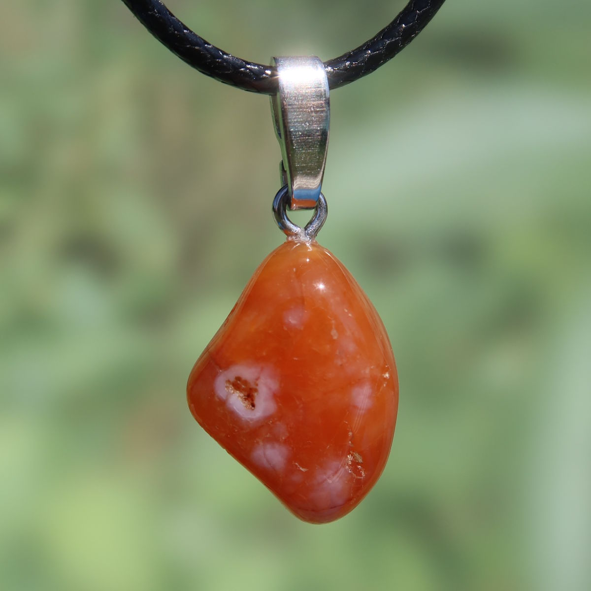 Natürlicher Karneol Anhänger UNIKAT Nr. 15 auf Lederband, vibrant orange-roter Stein mit individueller Maserung, 20mm