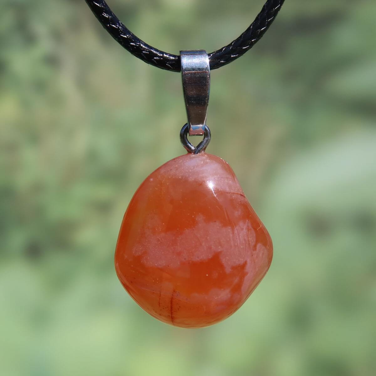 Karneol Anhänger mit leuchtendem Orange-Rot auf schwarzer Halskette, natürlicher Stein UNIKAT für Energie und Lebensfreude