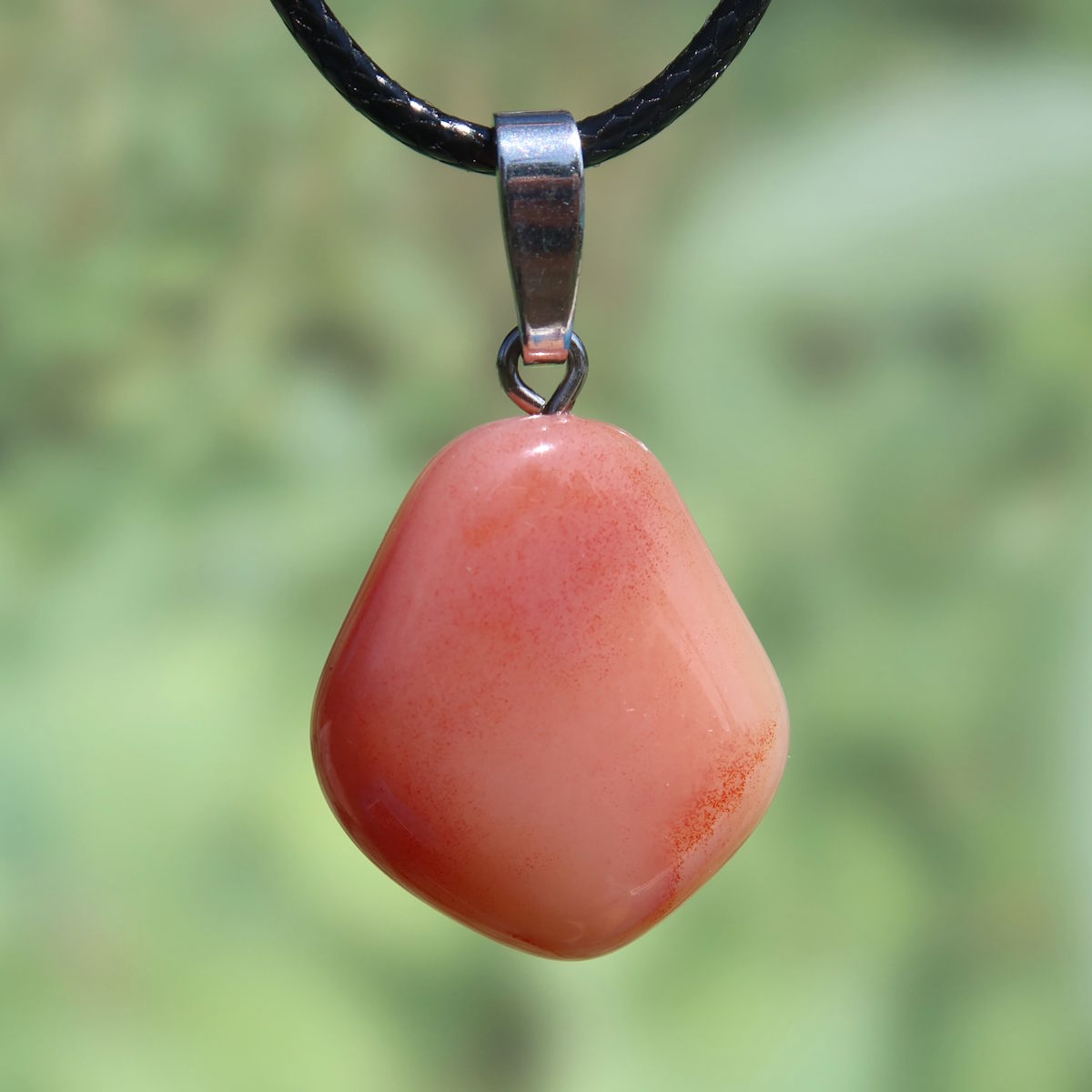 Natürlicher Karneol Anhänger 24mm auf schwarzem Band, einzigartig, orange bis roter Chalcedon, bringt Energie und Lebensfreude.