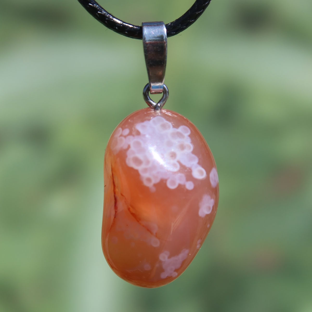 Natürlicher Karneol Anhänger 26mm - Lebensfreude & Selbstbewusstsein - Steinwelten, UNIKAT Nr. 7, einzigartiger Chalcedon-Schmuck