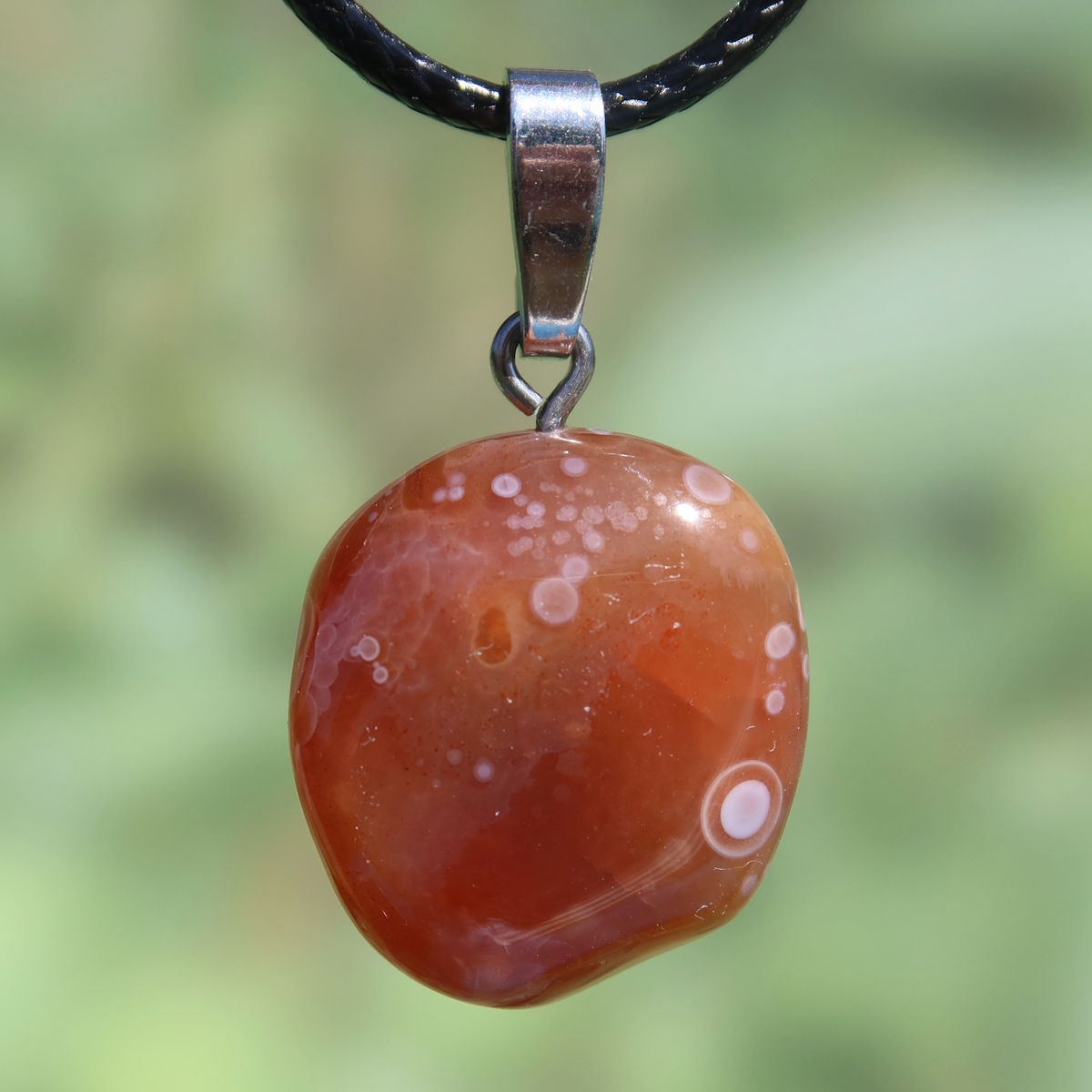 Natürlicher Karneol Anhänger 22mm in Orange Rot, Unikat Nr. 8, Steinwelten, Schmuck für Lebensfreude und Selbstbewusstsein