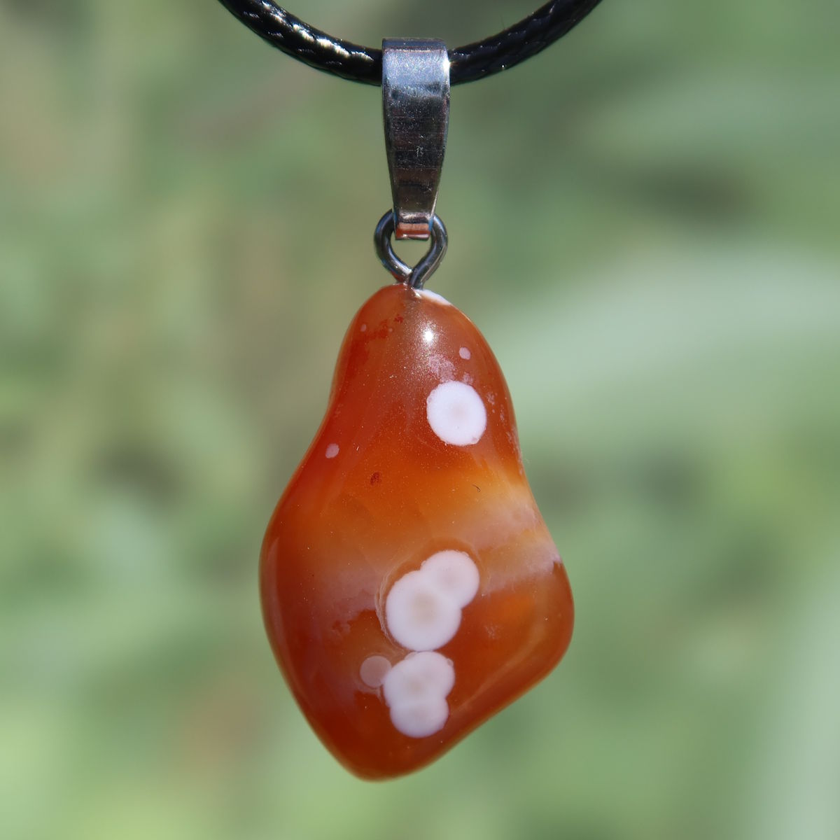 Natürlicher Karneol Anhänger 28mm mit einzigartiger Maserung, inspiriert von Lebensfreude und Energie - Steinwelten Kollektion.