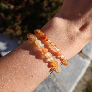 Karneol facettiert Edelstein Armband - 1 Stück - in Varianten 4-6 oder 8mm, getragen am Handgelenk, zeigt orangefarbene Perlen.