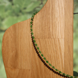 Chromdiopsid mit Peridot Edelsteinkette - Leichtigkeit und Kreativität - Nr. 3 auf Holzuntergrund