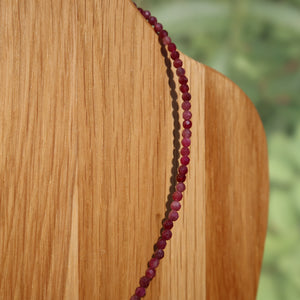 Turmalin rosa mit Herkimer Quarz Edelsteinkette - Kreativität und Spiritualität - Nr. 27 auf Holzuntergrund.