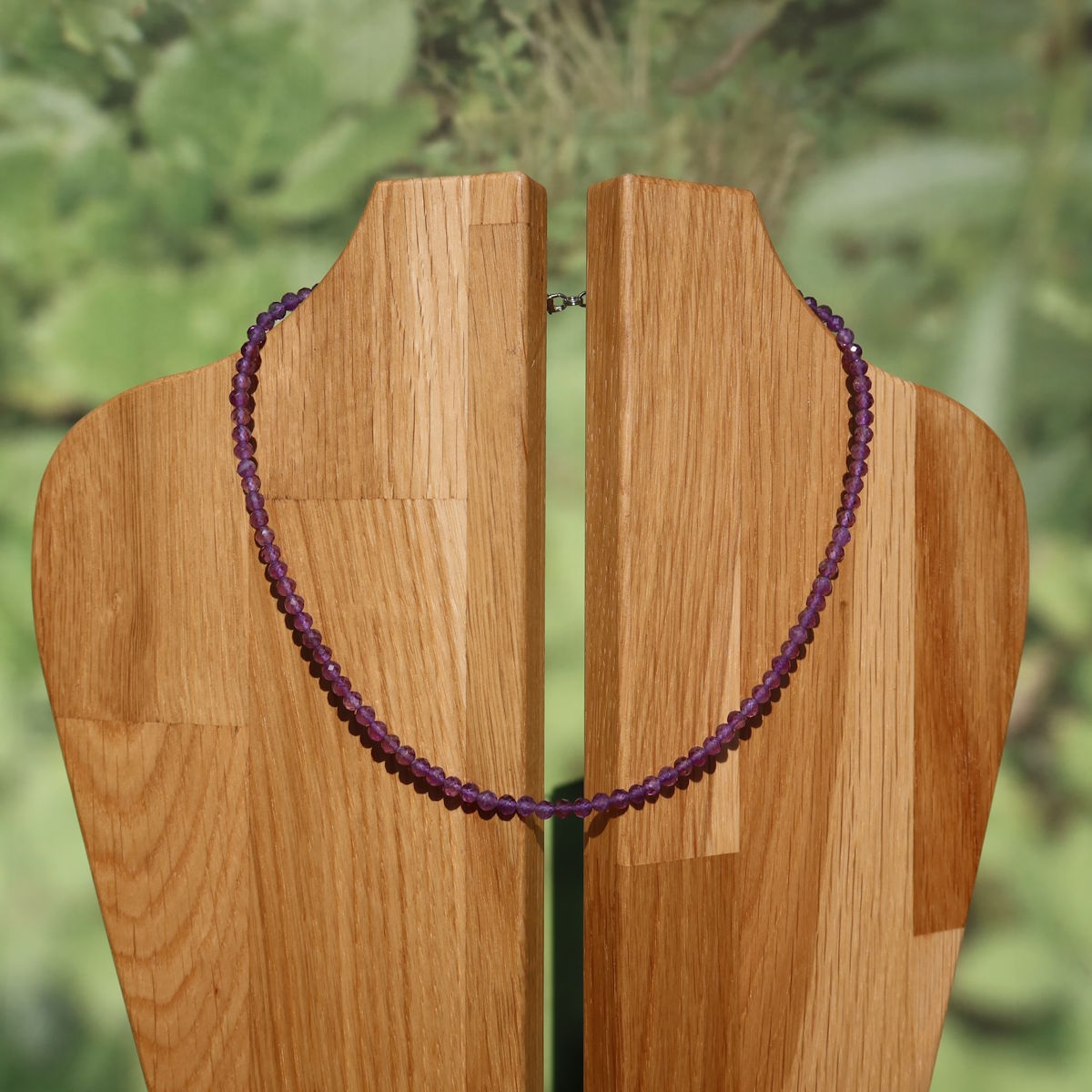 Amethyst facettierte Edelsteinkette auf Holzdisplay, 42cm Länge, funkelnd und handgefertigt für Harmonie und Spiritualität.
