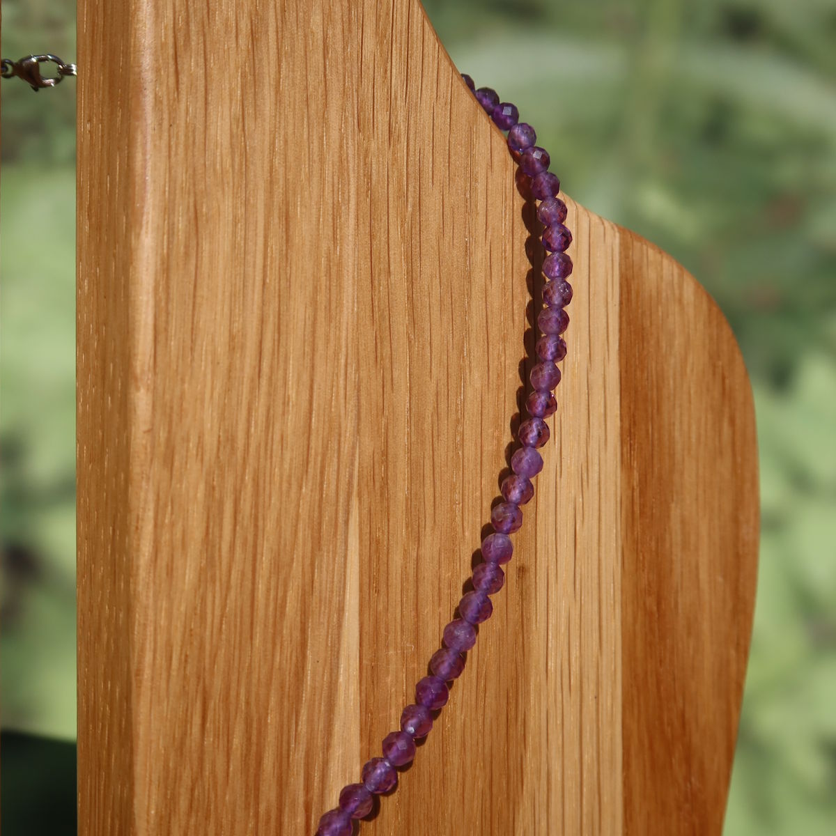 Amethyst facettierte Edelsteinkette auf Holzdisplay, 42cm Länge, funkelnd und handgefertigt für Harmonie und Spiritualität.