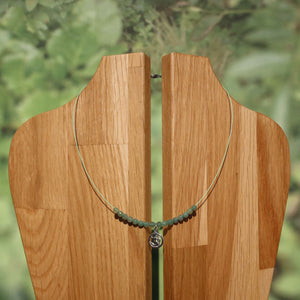 Aventurin grün mit OM Symbol Edelsteinkette auf Holzständer im Garten, 40cm, beruhigend gegen Stress und Nervosität