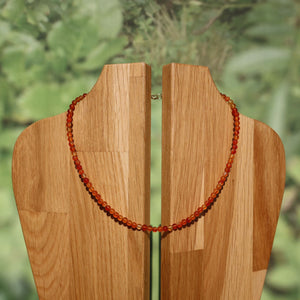 Karneol Kette 41cm mit leuchtenden orangenen und roten Perlen, ideal für Selbstbewusstsein und Lebensfreude.
