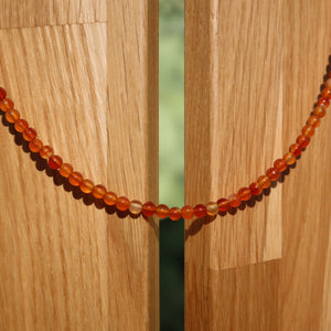 Karneol Kette 41cm für Selbstbewusstsein, leuchtende Farbe, Nr. 9, eleganter moderner Look, orange und rote Perlen.