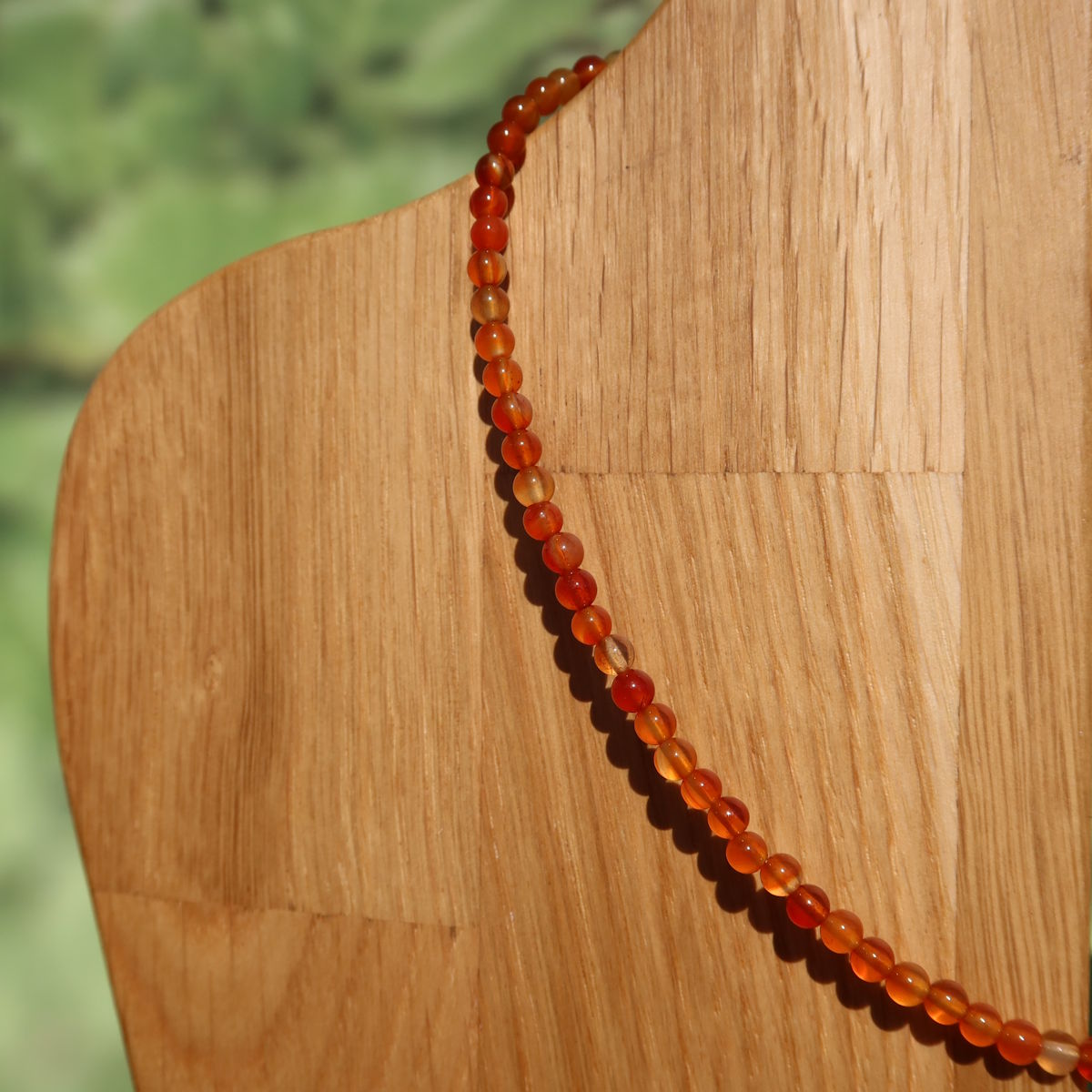 Karneol Kette 41cm mit leuchtenden orangenen und roten Perlen, ideal für Selbstbewusstsein und Lebensfreude.