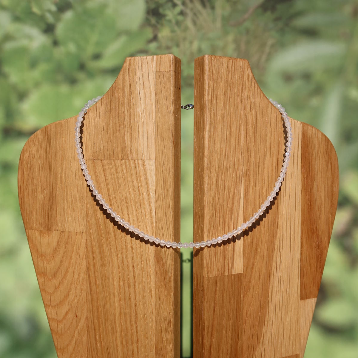 Labradorit weiß facettierte Edelsteinkette 42cm Länge - Intuition und Weiblichkeit - Nr. 15 auf Holzhintergrund