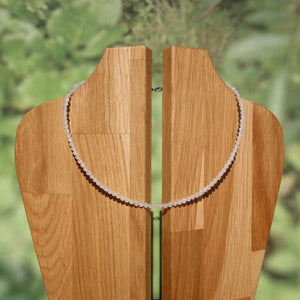 Labradorit weiß facettierte Edelsteinkette 42cm Länge - Intuition und Weiblichkeit - Nr. 15 auf Holzhintergrund