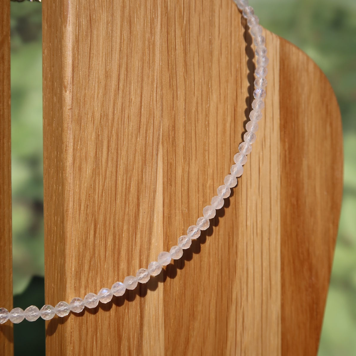 Labradorit weiß facettierte Edelsteinkette 42cm Länge - Intuition und Weiblichkeit - Nr. 15 auf Holzhintergrund