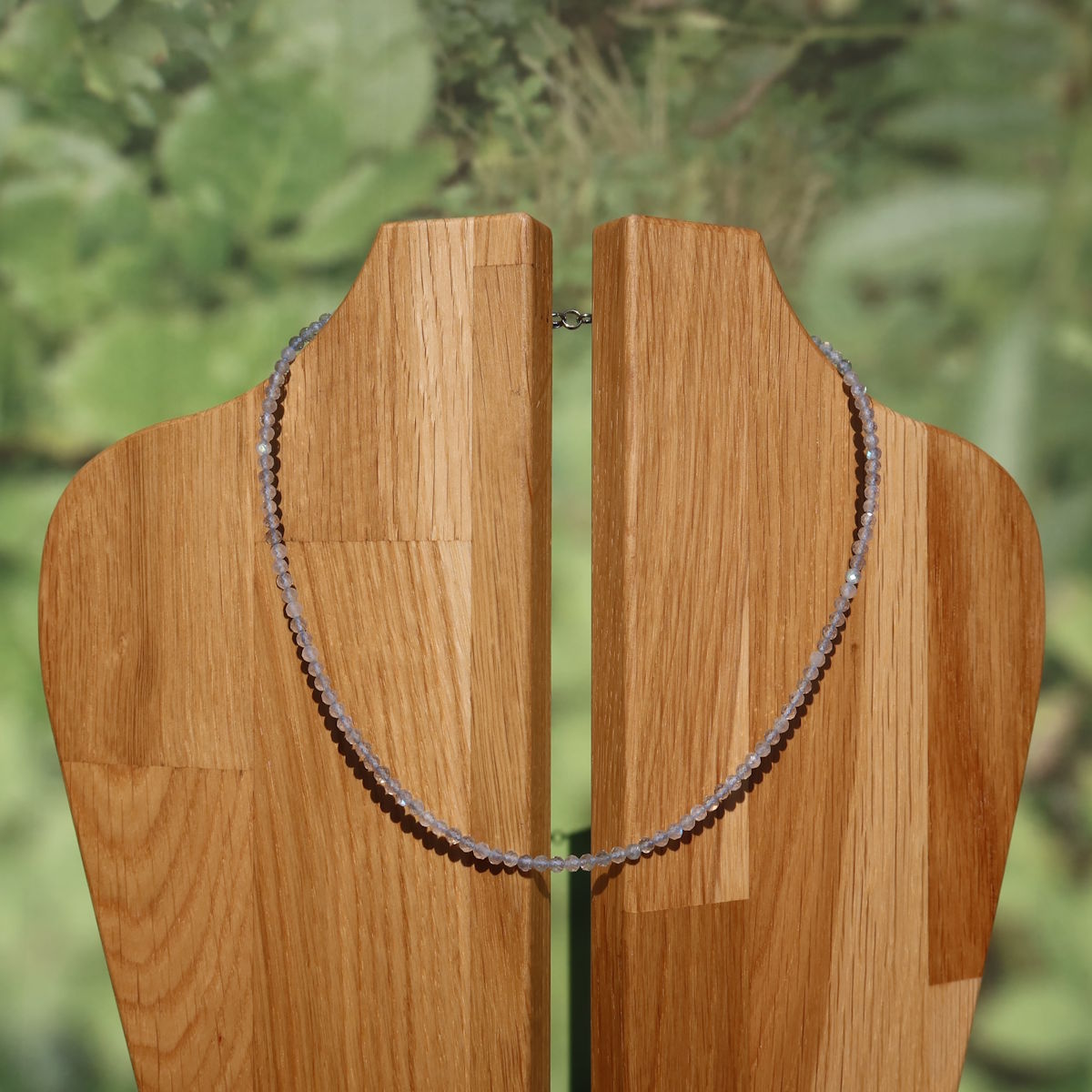 Labradorit facettierte Edelsteinkette auf Holzständer, 42cm, schillernde Farben, Handarbeit, Intuition fördernd, einzigartiges Design.