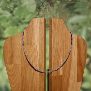 Labradorit facettierte Edelsteinkette auf Holzständer, 42cm, schillernde Farben, Handarbeit, Intuition fördernd, einzigartiges Design.