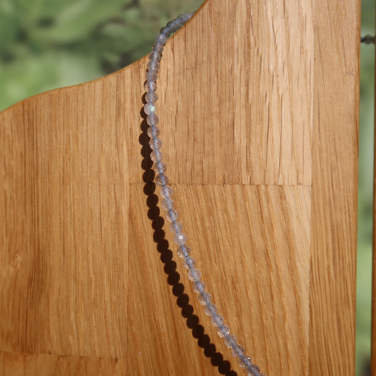 Labradorit facettierte Edelsteinkette auf Holzständer, 42cm, schillernde Farben, Handarbeit, Intuition fördernd, einzigartiges Design.