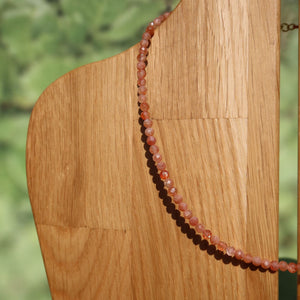 Sonnenstein facettierte Edelsteinkette mit Pfirsich-Schimmer und goldenen Reflexen, 42cm Länge, für Optimismus und Selbstvertrauen.