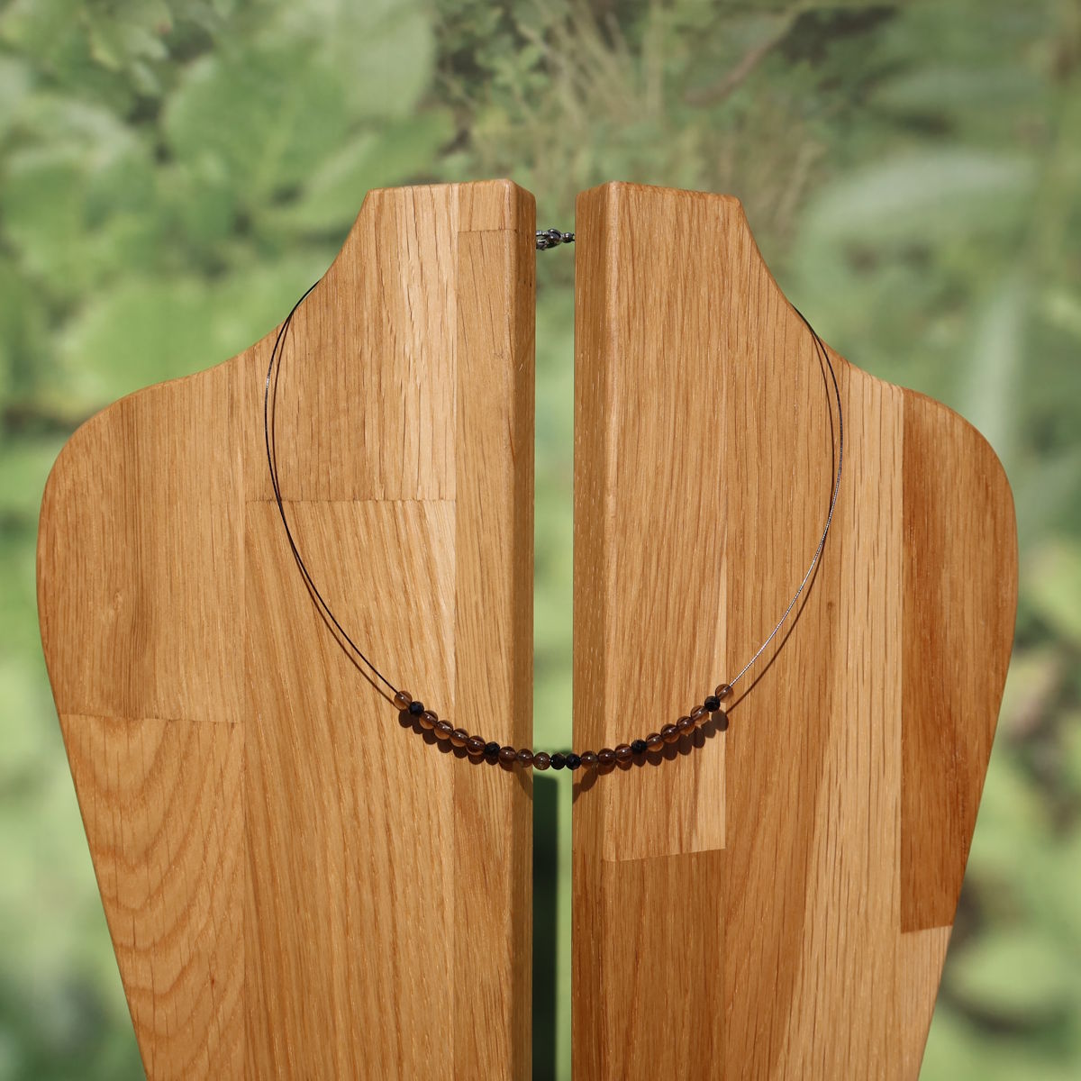 Rauchquarz mit Spinell Edelsteinkette 40cm Display, Holz Hintergrund, Entspannung, Konzentration, handgefertigte Eleganz