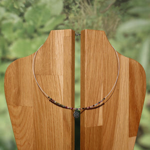 Turmalin bunt Edelsteinkette mit Blume des Lebens in 40cm Länge, für Harmonie und Balance, auf einer Holz-Auslage präsentiert.