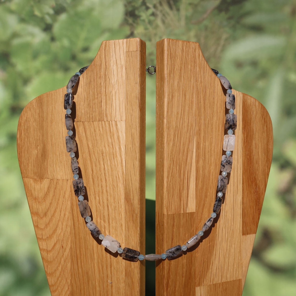 Turmalinquarz mit Aquamarin Kette 52cm, Schmuckstück für Schutz und Entspannung, auf Holzständer präsentiert