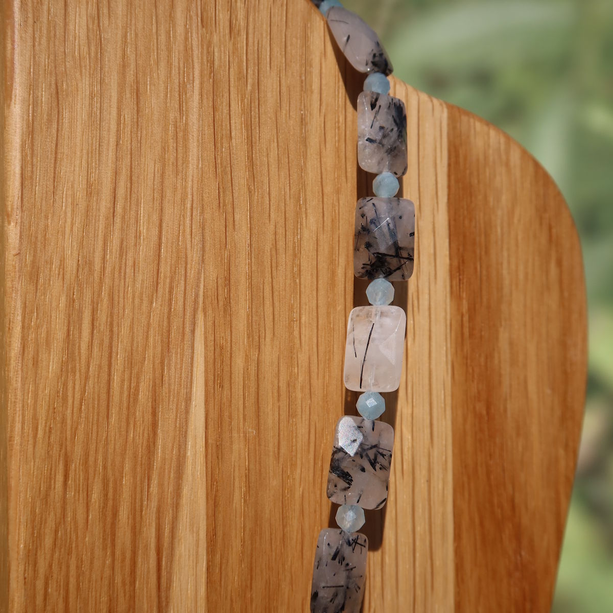 Turmalinquarz mit Aquamarin Kette 52cm, Schmuckstück für Schutz und Entspannung, auf Holzständer präsentiert
