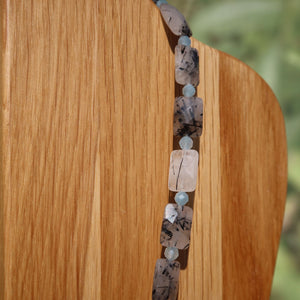 Turmalinquarz mit Aquamarin Kette auf Holz-Hintergrund, elegante Edelstein-Halskette für Schutz und Entspannung, Länge 52cm.