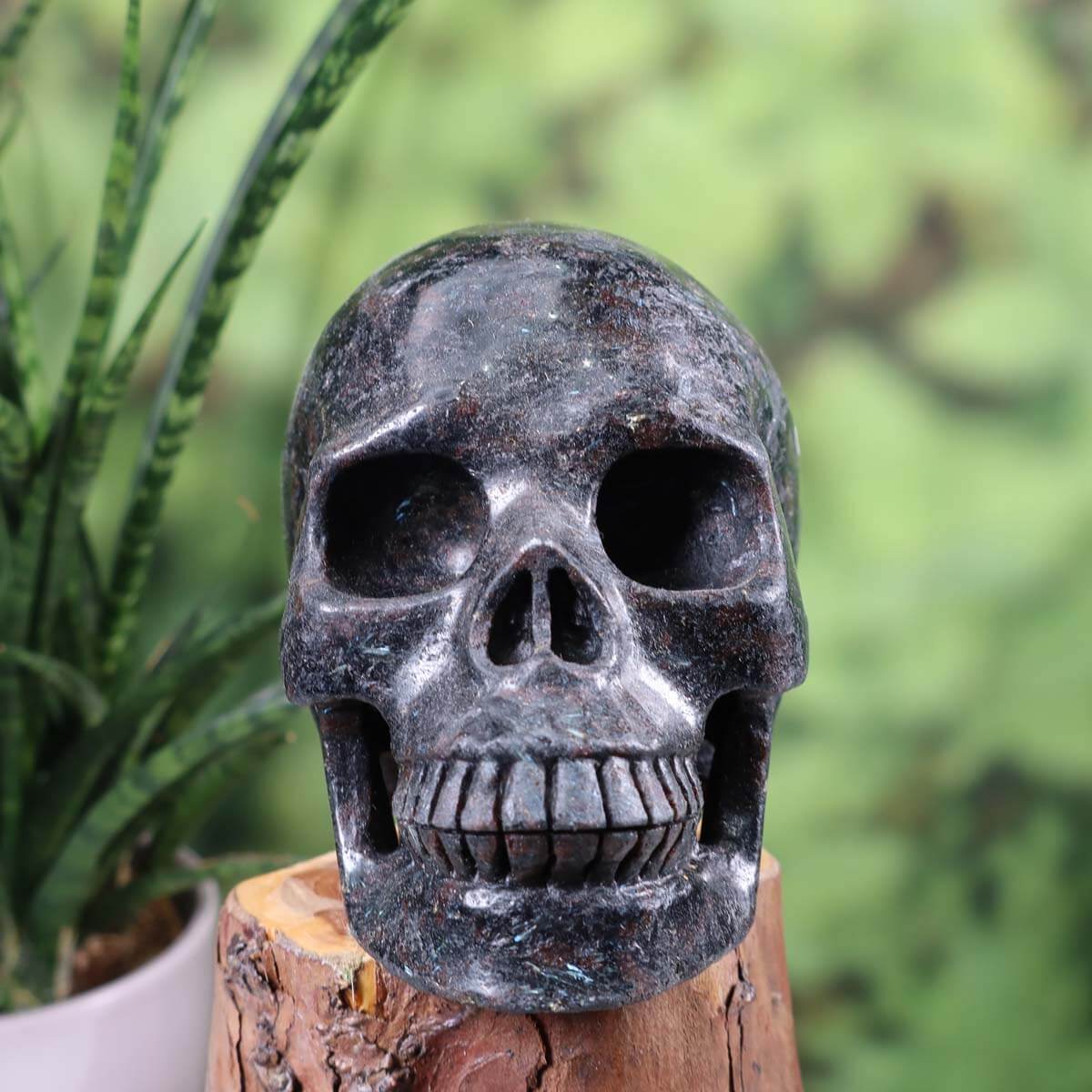 Echter großer Kristall Totenkopf aus Anthophyllit, handgefertigt, 12x9 cm, Unikatschädel, Natur Stein, Steinwelten.