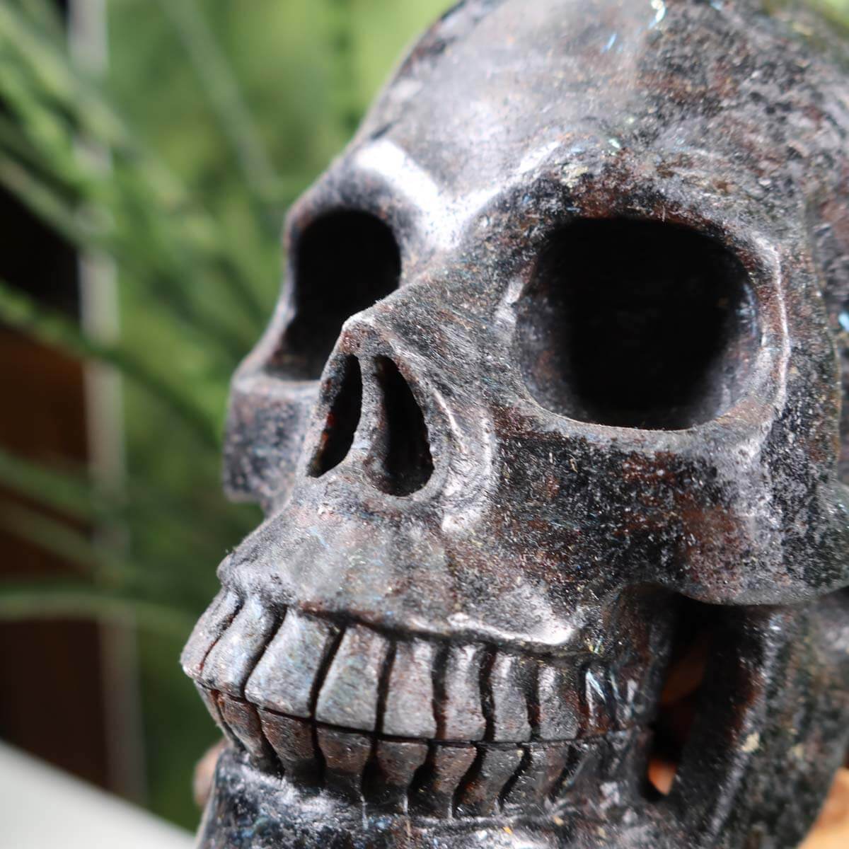 Echter großer Kristall Totenkopf aus Anthophyllit, handgefertigt, 12x9 cm, Unikatschädel, Natur Stein, Steinwelten.