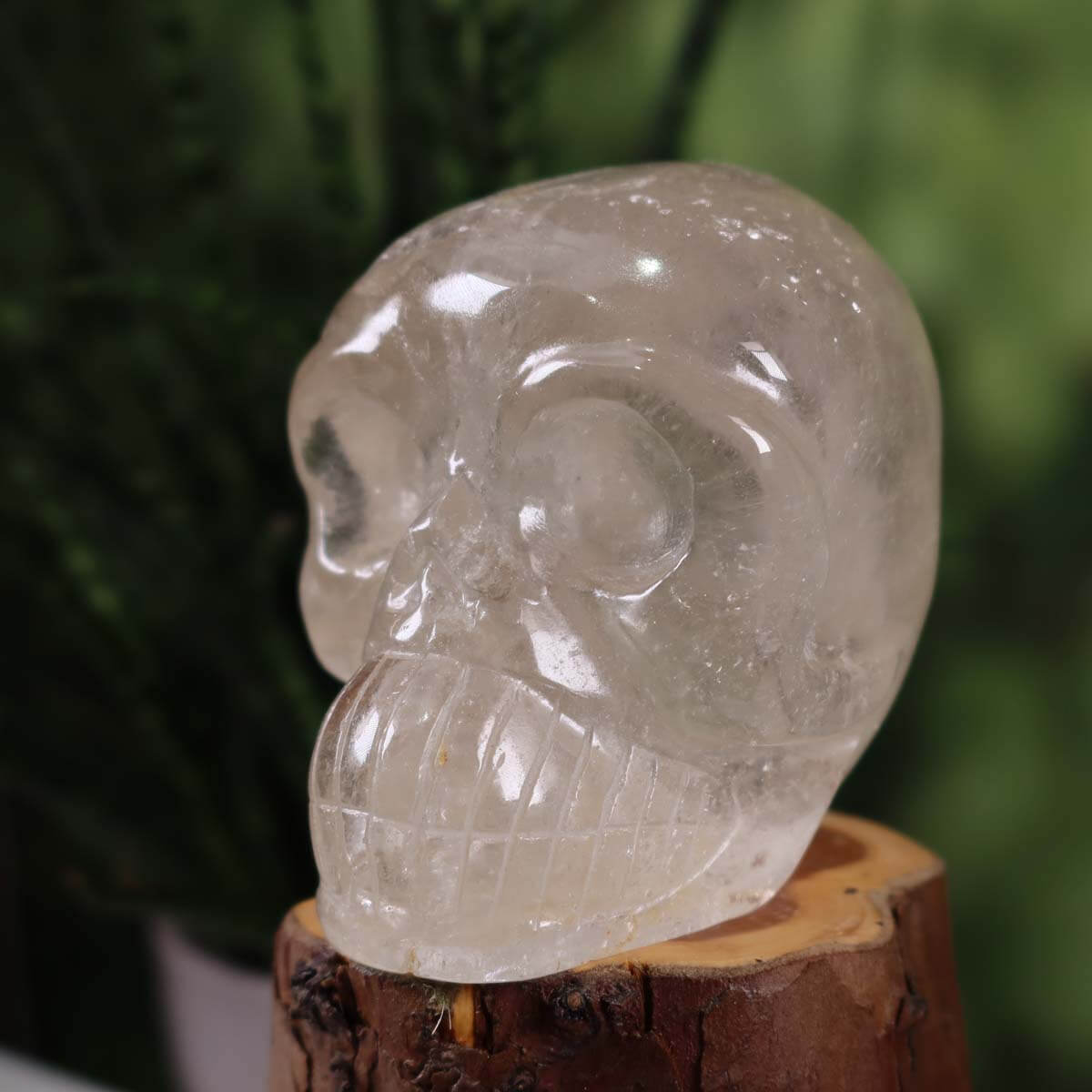 Echter Bergkristall Schädel handgefertigt, 9x9 cm, außergewöhnliche Form, Sammlerstück, Steinwelten Kristall Schädel online kaufen.