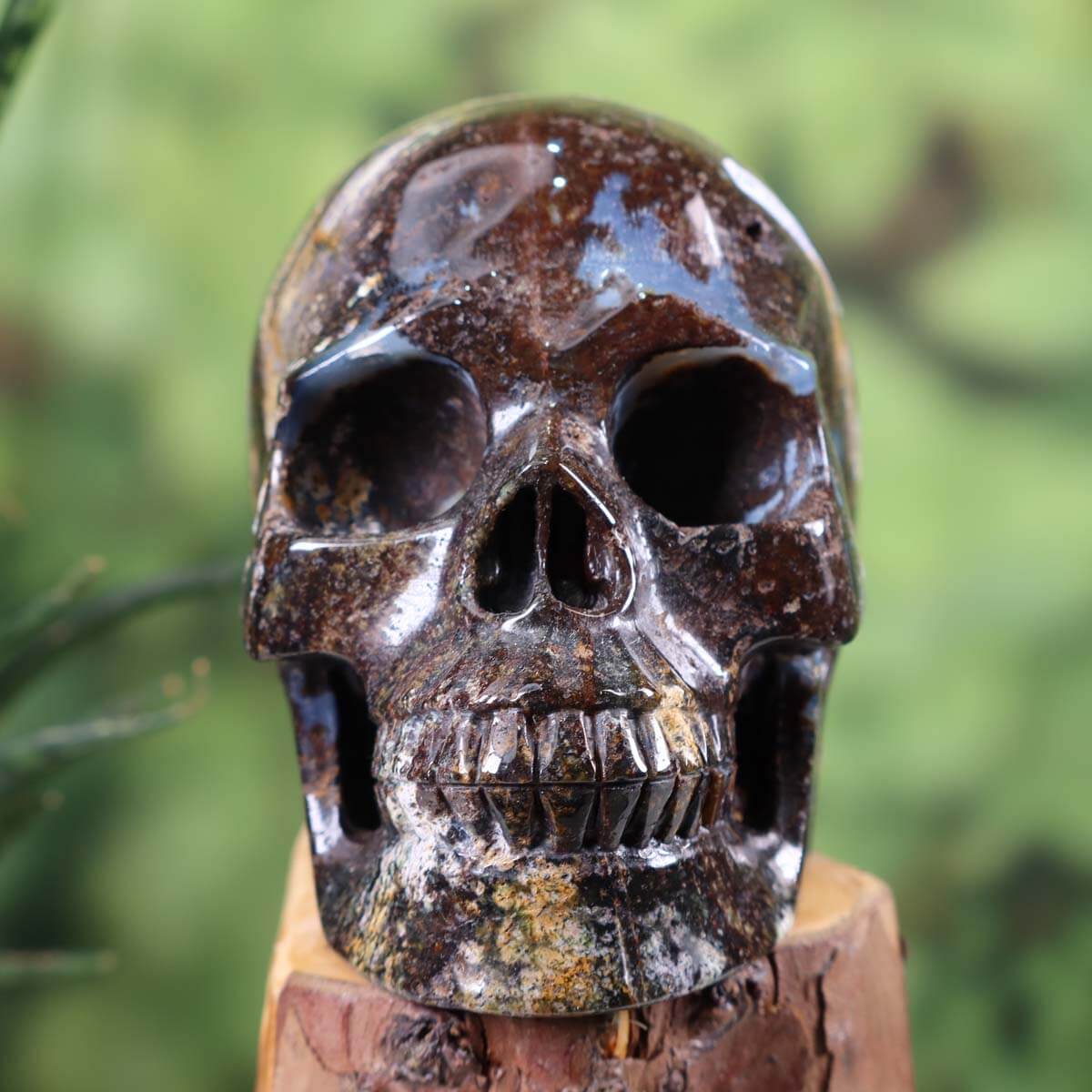 Handcrafted large crystal skull made of natural stone, 12x9 cm, unique gemstone totenkopf for sale. Kristallschädel online kaufen.